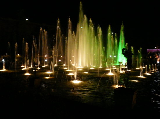 Illuminated dancing fountain 